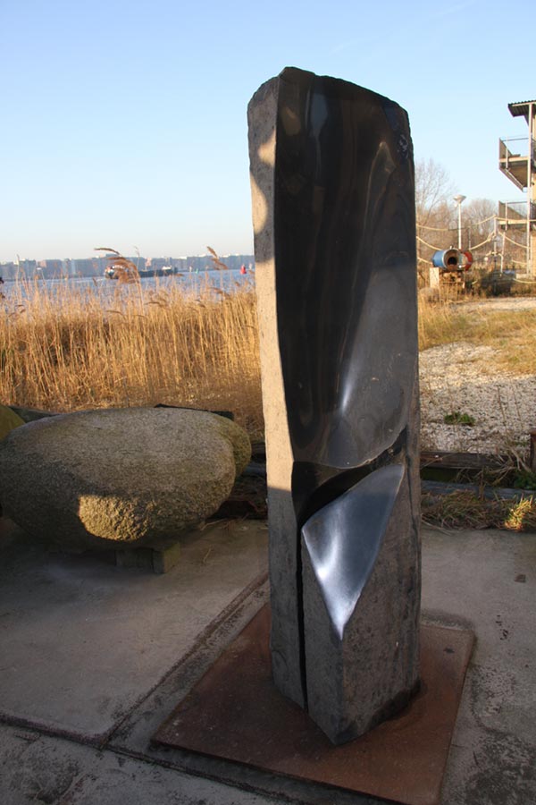 grafstenen: Het licht gaat door, 2020,  basalt, 40 x 45 x 180 cm