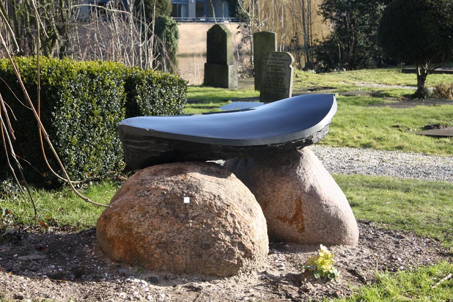 grafstenen: De tjalk, 2014, granite, 160 x 80 x 90 cm
