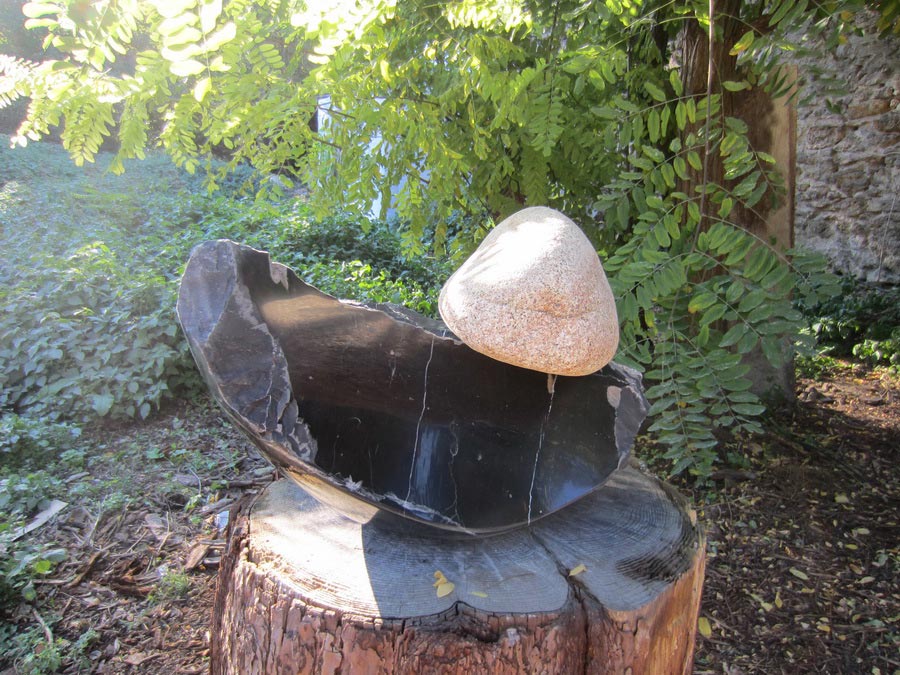 De mossel, 2016,  blue stone, granite, 80 x 60 x 55 cm.