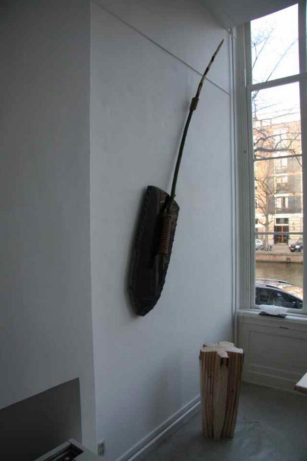 Op de mast, 2011, black marble, wood, rope, 50 x 25 x 250 cm.