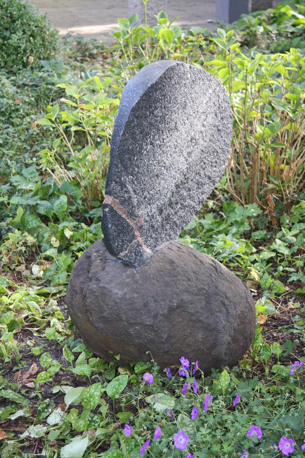 South wind, 2019, granite, 90 x 75 x 90 cm.
