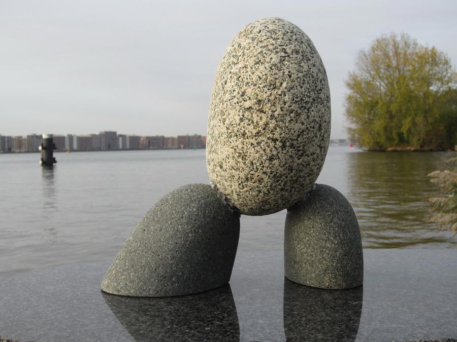 Stay basic, 2018, granite, 20 x 18 x 30 cm.