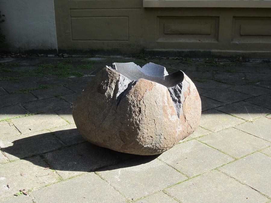 Thunder star, 2019 granite, 50 x 50 x 50 cm.