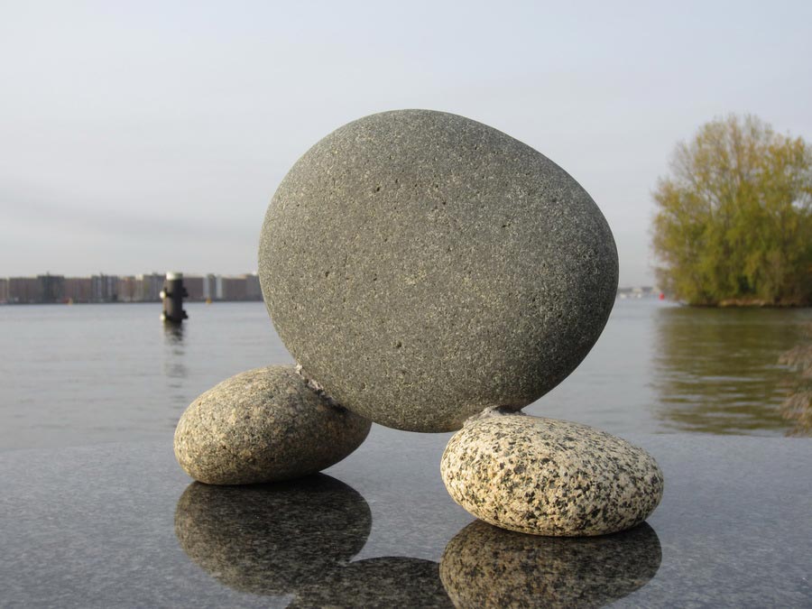 Time setting, 2018, granite, 23 x 10 x 23 cm.