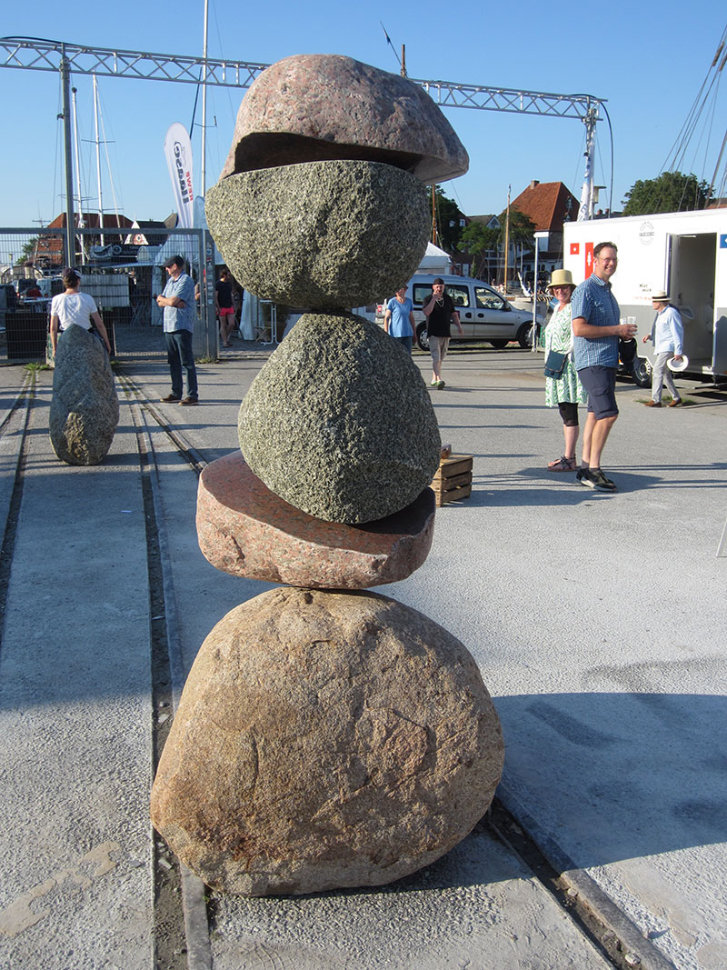 Die Neue in der Stadt, 2024, granite, 90 x 65 x 175 cm, Neustadt, Germany