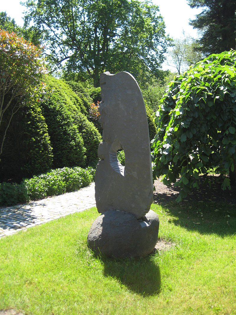 Installation HEM, 2022, granite and diabas, 200 x 200 x 380 cm