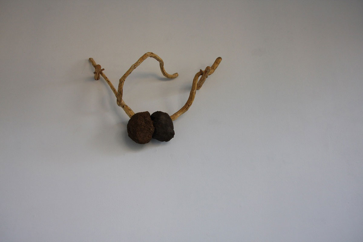 Rendier, diabase, wood, 60 x 18 x 44 cm
