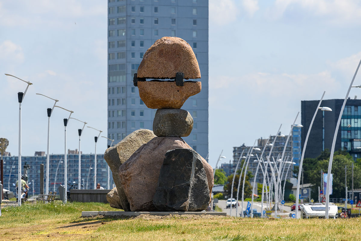 The Family, 2020, granite, 520 x 210 x 400 cm